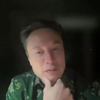 Tangkapan layar CEO Tesla Motors Elon Musk mengenakan batik dari sulawesi Tengah saat hadir secara virtual dalam KTT B20. (Antara/Bayu P)