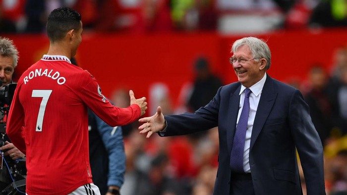 MANCHESTER, ENGLAND - OCTOBER 16: Cristiano Ronaldo of Manchester United is presented with an award for scoring 700 goals by Ex Manchester United Manager Sir Alex Ferguson prior tod the Premier League match between Manchester United and Newcastle United at Old Trafford on October 16, 2022 in Manchester, England. (Photo by Dan Mullan/Getty Images)