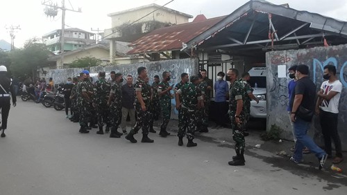 Sejumlah anggota TNI berkumpul di RS WZ Yohanes Kupang Senin (14/11/2022).