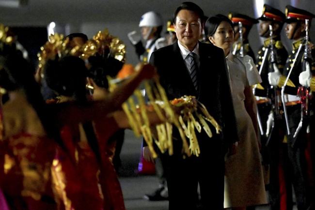 Di luar pilihan busana tersebut, kecantikan Kim Keon Hee juga mencuri perhatian netizen Indonesia. Tak sedikit yang memujinya mirip aktris drama korea. (Foto: Sonny Tumbelaka/Pool Photo via AP)