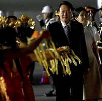 Di luar pilihan busana tersebut, kecantikan Kim Keon Hee juga mencuri perhatian netizen Indonesia. Tak sedikit yang memujinya mirip aktris drama korea. (Foto: Sonny Tumbelaka/Pool Photo via AP)