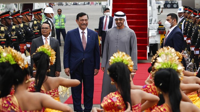 Presiden Uni Emirat Arab Sheikh Mohammed bin Zayed Al-Nahyan, kanan, dan Menteri Kelautan dan Investasi Indonesia Luhut Binsar Panjaitan, kedua kiri, menyaksikan penari Bali tampil setibanya di Bandara Internasional Ngurah Rai menjelang KTT G20 di Bali, Indonesia, Senin (14/11/2022).