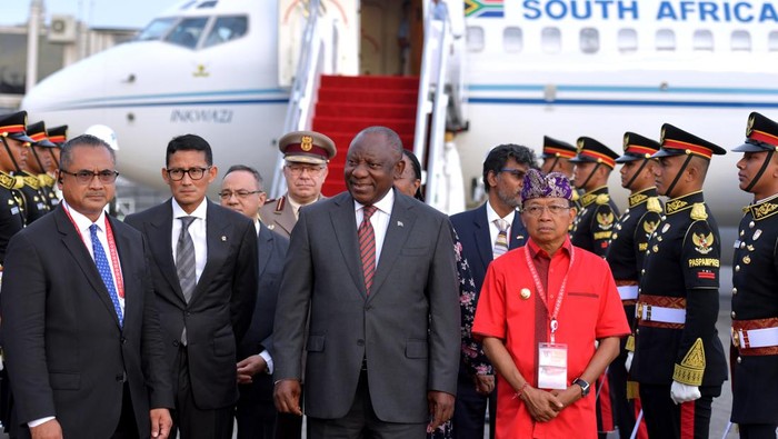Presiden Afrika Selatan Cyril Ramaphosa (kedua kanan) didampingi Menteri Pariwisata dan Ekonomi Kreatif Sandiaga Uno (kedua kiri) dan Gubernur Bali I Wayan Koster (kanan) berjalan menuju ruang VVIP setibanya di Bandara I Gusti Ngurah Rai, Bali, Senin (14/11/2022). Presiden Cyril Ramaphosa tiba di Bali untuk menghadiri KTT G20 yang akan berlangsung pada 15-16 November mendatang. ANTARA FOTO/Media Center G20 Indonesia/Fikri Yusuf/wsj.