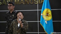 Hari Kurniawan memperkenalkan diri sebagai anggota Komnas HAM. Dalam jumpa pers ini, satu per satu anggota Komnas HAM memperkenalkan diri di kantor Komisi Nasional Hak Asasi Manusia, Jakarta.