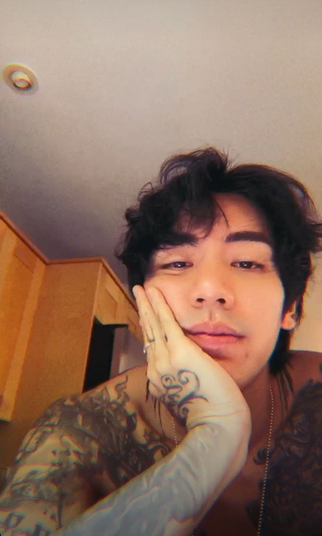 Selama ini DPR Ian kerap mengadakan live Instagram untuk berinteraksi dengan penggemar. Penyanyi 32 tahun itu fasih berbahasa Inggris dan punya aksen Australia karena lahir dan besar di Sydney. Foto: dok. Instagram @dprian.