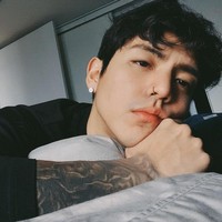 “Ini pertama kalinya aku melihatnya tapi aku mencintaimu,” “Dia tipe idamanku.. di mana pria keren ini sepanjang hidupku?” “Aku tidak mengenalmu tapi aku akan mencintaimu mulai sekarang,” tulis sejumlah netizen Korea setelah melihat foto-fotonya. Foto: dok. Instagram @dprian.