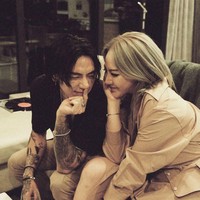 DPR Ian sempat digosipkan pacaran dengan CL eks 2NE1 setelah melihat kemesraan keduanya di video klip lagu 5 STAR. Banyak penggemar yang menilai keduanya serasi dan ikut baper. Namun Ian dan CL memang berteman dekat. Foto: dok. Instagram @dprian.