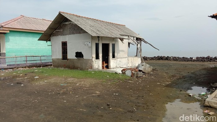 Dusun Mara di Indramayu Nyaris Terisolir Gegara Sering Dilanda Banjir Rob