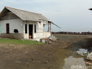 Ganasnya Banjir Rob Isolasi Warga Eretan Indramayu