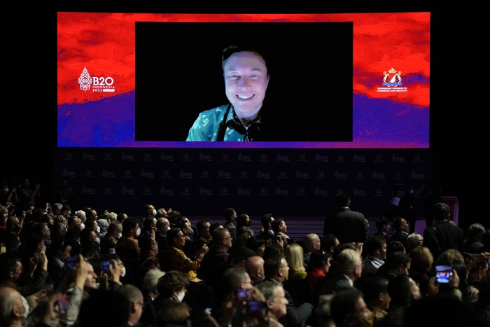 Elon Musk Pakai Batik Bomba Sulawesi Tengah di KTT G20 di Bali Tesla CEO Elon Musk talks during a virtual meeting at the B20 Summit ahead of the G20 leaders summit in Nusa Dua, Bali, Indonesia, Monday, Nov. 14, 2022. (AP Photo/Aaron Favila)