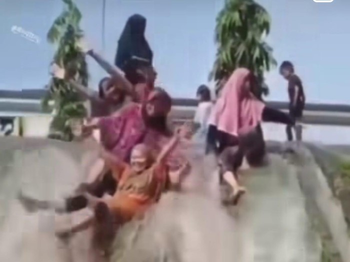 Emak-emak bermain air genangan banjir di pinggir Tol Bitung Tangerang