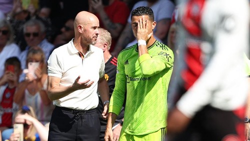 SOUTHAMPTON, ENGLAND - AUGUST 27: Erik Ten Hag the manager / head coach of Manchester United and Cristiano Ronaldo of Manchester United during the Premier League match between Southampton FC and Manchester United at Friends Provident St. Marys Stadium on August 27, 2022 in Southampton, United Kingdom.  (Photo by Matthew Ashton - AMA/Getty Images)