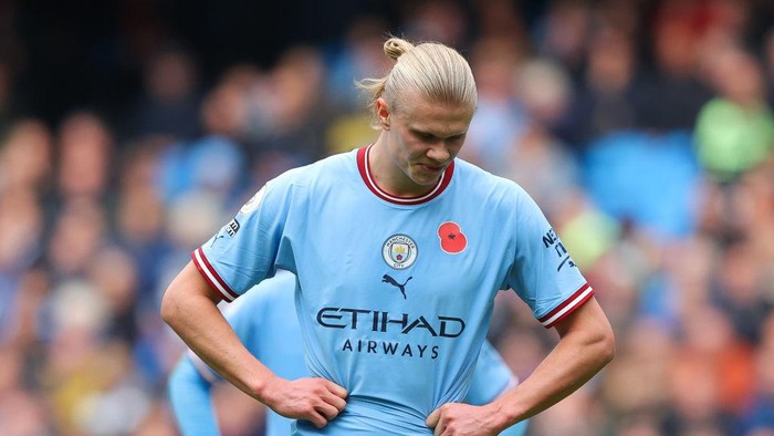 MANCHESTER, ENGLAND - NOVEMBER 12: Erling Haaland of Manchester City looks dejected during the Premier League match between Manchester City and Brentford FC at Etihad Stadium on November 12, 2022 in Manchester, England. (Photo by James Gill - Danehouse/Getty Images)