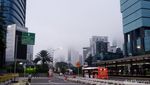 Saat Kabut Selimuti Jakarta di Pagi Hari