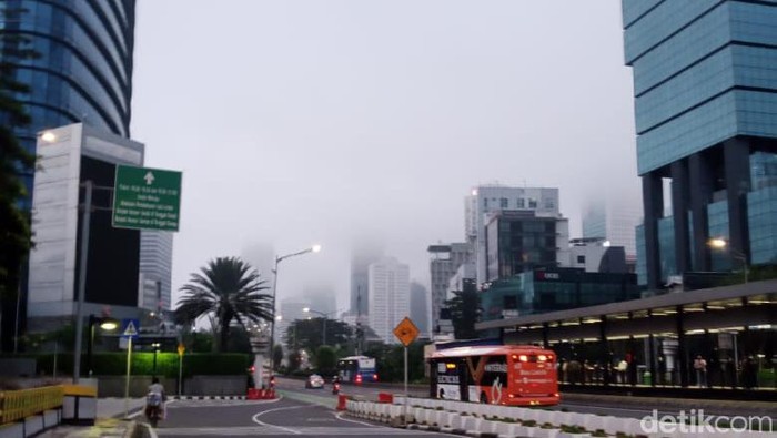 Fenomena kabut menyelimuti Jakarta pagi tadi. Kemunculan kabut menarik perhatian warga yang menyadari fenomena tersebut. (dok pribadi/Sofyan Arif)