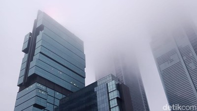 Saat Kabut Selimuti Jakarta di Pagi Hari