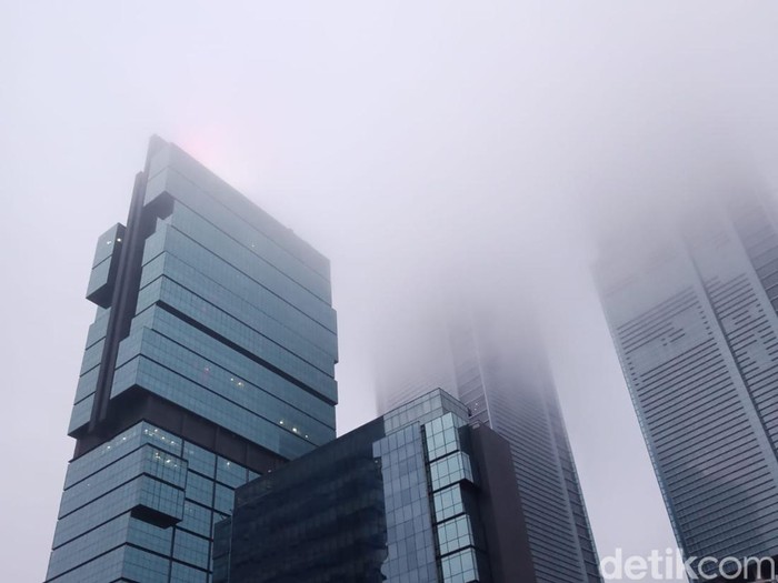 Fenomena kabut menyelimuti Jakarta pagi tadi. Kemunculan kabut menarik perhatian warga yang menyadari fenomena tersebut. (dok pribadi/Sofyan Arif) Fenomena kabut menyelimuti Jakarta pagi tadi. Kemunculan kabut menarik perhatian warga yang menyadari fenomena tersebut. (dok pribadi/Sofyan Arif)