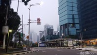 Sofyan mengatakan bukan hanya dia yang menyadari kabut menyelimuti Jakarta pagi tadi. Di antara mereka ialah pengendara sepeda motor dan penumpang bus TransJakarta. (dok pribadi/Sofyan Arif)