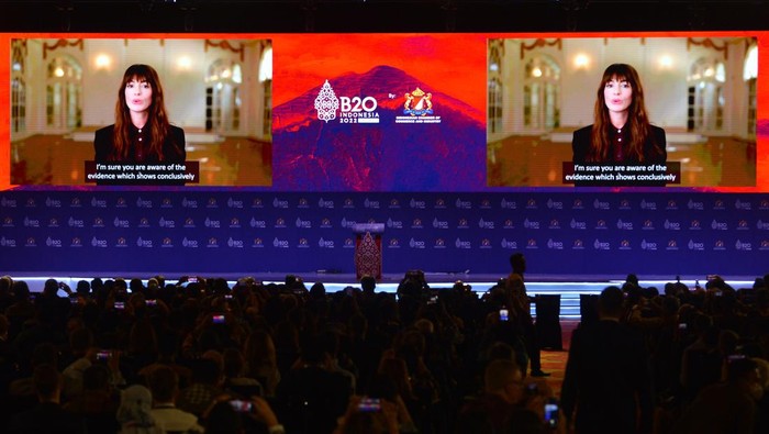 Layar digital menampilkan UN Women Goodwill Ambassador Anne Hathaway saat menyampaikan paparannya secara virtual dalam Sesi Pleno XII B20 Summit Indonesia 2022 di BNDCC, Nusa Dua, Kabupaten Badung, Bali, Senin (14/11/2022). ANTARA FOTO/Media Center G20 Indonesia/Aditya Pradana Putra/nym.