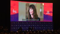 Layar digital menampilkan UN Women Goodwill Ambassador Anne Hathaway saat menyampaikan paparannya secara virtual dalam Sesi Pleno XII B20 Summit Indonesia 2022 di BNDCC, Nusa Dua, Kabupaten Badung, Bali. 
