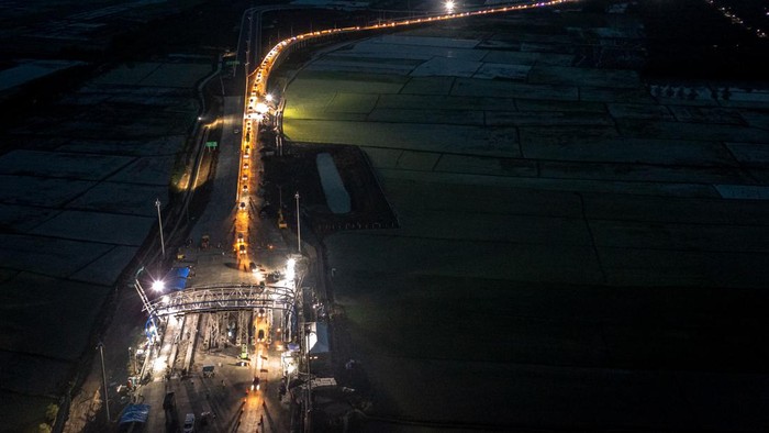 Foto-foto Uji Coba Jalan Tol Semarang-Demak Seksi II Tol Semarang-Demak Seksi II mulai dilakukan uji coba. Penjadwalan operasional berlangsung sejak 12 November hingga 2 Desember 2022.