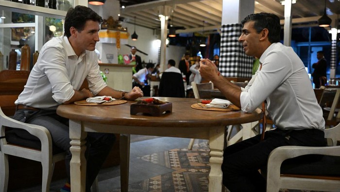 Canadas Prime Minister Justin Trudeau and British Prime Minister Rishi Sunak have a bilateral meeting at the Art Cafe Bumbu Bali, ahead of the G20 Summit, in Nusa Dua, Bali, Indonesia, November 14, 2022.  Leon Neal/Pool via REUTERS