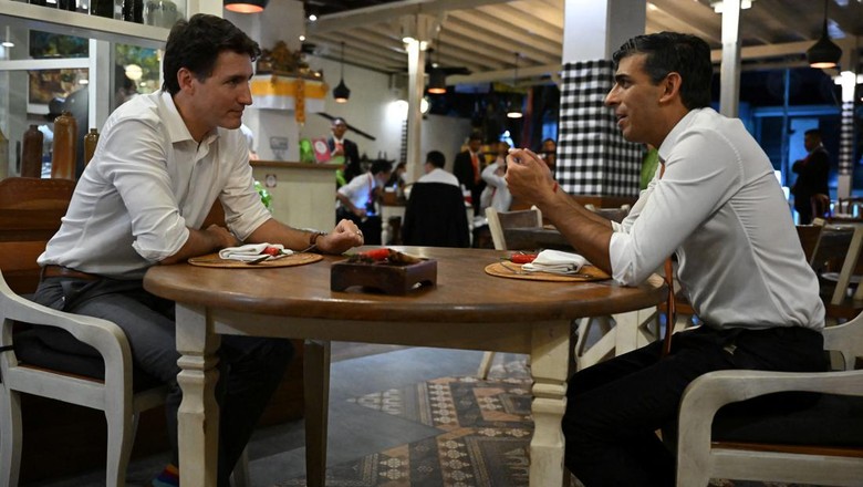 G20-SUMMIT/Tampil Beda, PM Inggris Rishi Sunak Ketemu PM Kanada di Kafe Bali Canadas Prime Minister Justin Trudeau and British Prime Minister Rishi Sunak have a bilateral meeting at the Art Cafe Bumbu Bali, ahead of the G20 Summit, in Nusa Dua, Bali, Indonesia, November 14, 2022. Leon Neal/Pool via REUTERS