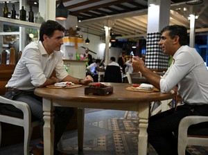 Kala PM Kanada Nongkrong Bareng PM Inggris di Kafe Bali