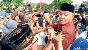 Ganjar-Yenny Hadir di Masjid Sheikh Zayed, Ada Teriakan Presiden 2024