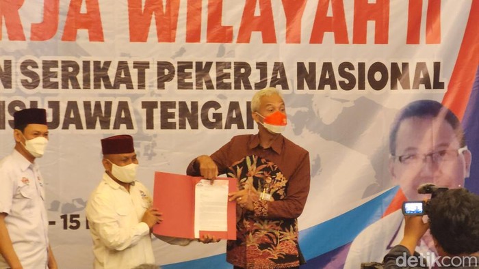 Gubernur Jawa Tengah Ganjar Pranowo menghadiri Rapat Kerja Wilayah II Federasi Kesatuan Serikat Pekerja Nasional (FKSPN) di Semarang, Senin (14/11/2022).
