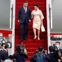 Hari ini, Bali juga menyambut kedatangan Presiden China Xi Jinping dan Ibu Negara Peng Liyuan. Xi Jinping tampil formal dengan setelan gelap, dipadu dasi merah. Adapun istrinya berbalut sheath dress dengan kerah V yang elegan. (Foto: REUTERS/Ajeng Dinar Ulfiana)