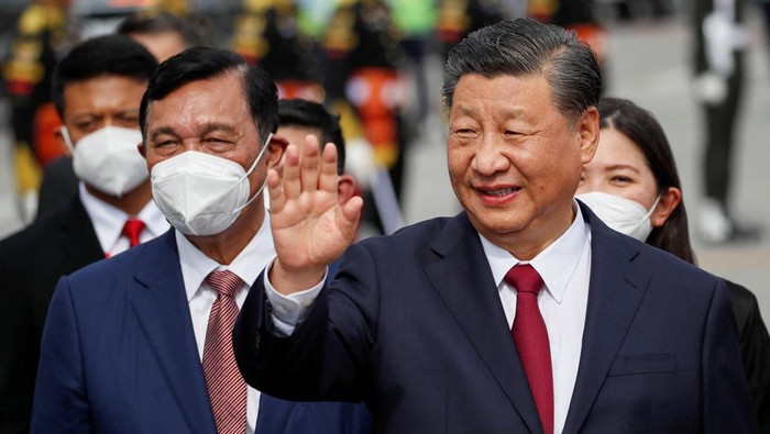 Hadiri KTT G20, Presiden China Xi Jinping Tiba di Bali Chinese President Xi Jinping and his wife Peng Liyuan wave from the plane as they arrive at Ngurah Rai International Airport ahead of the G20 Summit in Bali, Indonesia November 14, 2022. REUTERS/Ajeng Dinar Ulfiana/Pool REFILE - QUALITY REPEAT