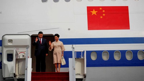 Chinese President Xi Jinping and his wife Peng Liyuan wave from the plane as they arrive at Ngurah Rai International Airport ahead of the G20 Summit in Bali, Indonesia November 14, 2022. REUTERS/Ajeng Dinar Ulfiana/Pool REFILE - QUALITY REPEAT