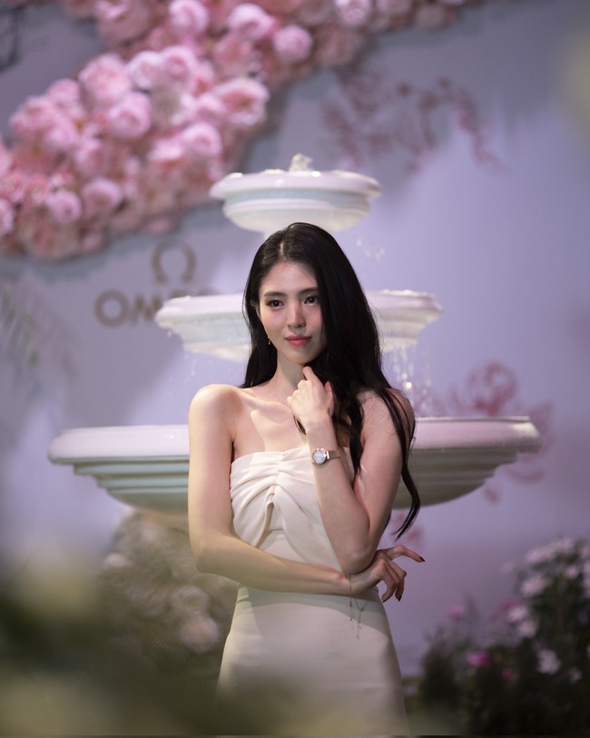 Han So Hee sendiri saat ini disibukkan dengan syuting drama Korea Gyeongseong Creature bersama Park Seo Joon. Drama berlatar 1945 itu mengharuskannya melakukan banyak adegan action. Foto: dok. Omega