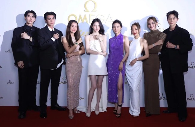 Dalam salah satu foto, Han So Hee diapit sejumlah selebriti Thailand seperti Win Metawin, Gulf Kanawut, dan James Tirayu. Foto: dok. Omega