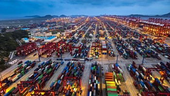 Potret kesibukan terminal peti kemas saat senja juga ok.