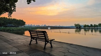 Memotret sunrise ataupun sunset juga oke.