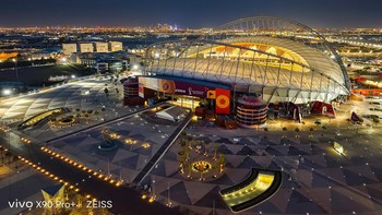 Khalifa International Stadium tempat World Cup 2022 Qatar di malam hari.
