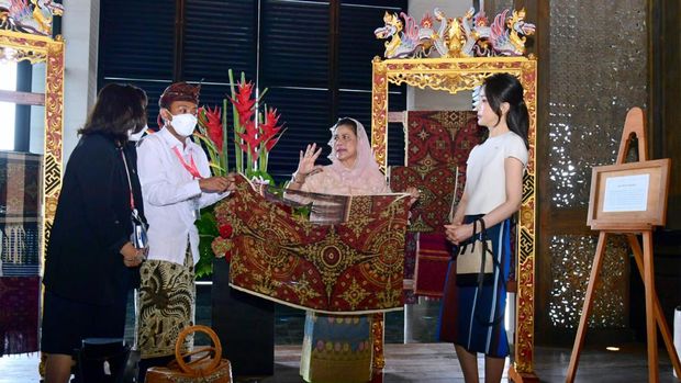 Ibu Iriana Joko Widodo menerima kedatangan Ibu Negara Republik Korea, Madam Kim Keon-hee, di Hotel The Apurva Kempinski, Bali, pada Senin, 14 November 2022. Tiba sekitar pukul 16.30 WITA, Ibu Iriana menyambut langsung kedatangan Madam Kim Keon-hee di lobi kedatangan. (Muchlis Jr - Biro Pers Sekretariat Presiden)