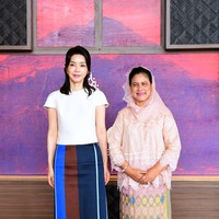Pada Senin (14/11/2022), Kim Keon Hee bertemu Ibu Negara RI Iriana Jokowi di Hotel The Apurva Kempinski, Bali. Keduanya waktu bersama sambil menikmati teh. Untuk momen tersebut, Kim Keon Hee memakai atasan putih dan rok pensil color-blocking. (Foto: Muchlis Jr - Biro Pers Sekretariat Presiden)