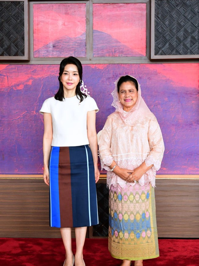 Kali ini dia memakai blouse berbahan lace yang dipadu kain tenun bernuansa pastel warna-warni. Penampilannya saat bersanding dengan Kim Keon Hee sempat dijadikan meme yang memicu kemarahan netizen, juga anak bungsunya, Kaesang. Meme di Twitter tersebut kini sudah dihapus. Foto: Muchlis Jr - Biro Pers Sekretariat Presiden