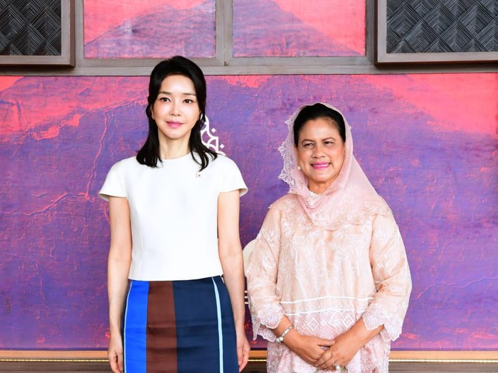 Ibu Negara Iriana Jokowi menerima kedatangan Ibu Negara Republik Korea, Madam Kim Keon-hee, di Hotel The Apurva Kempinski, Bali. (Foto: Muchlis Jr - Biro Pers Sekretariat Presiden)