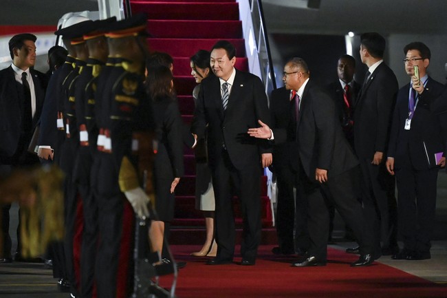 Di negara asalnya, Kim Keon Hee dikenal sebagai ikon gaya karena penampilannya yang selalu maksimal, elegan dan fashion forward. Kesan itu juga terasa lewat penampilannya saat menginjakkan kaki di Bali. (Foto: Sonny Tumbelaka/Pool Photo via AP)