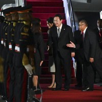 Di negara asalnya, Kim Keon Hee dikenal sebagai ikon gaya karena penampilannya yang selalu maksimal, elegan dan fashion forward. Kesan itu juga terasa lewat penampilannya saat menginjakkan kaki di Bali. (Foto: Sonny Tumbelaka/Pool Photo via AP)