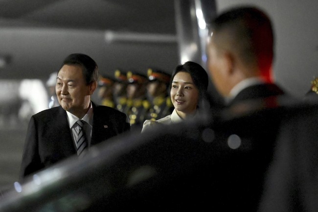  Itu ibu negara apa artis kpop sih? Cantik bgt,puji seorang netizen di Instagram. Ada pula yang menulis, Pemain drakor keknya istrinya. (Foto: Sonny Tumbelaka/Pool Photo via AP)