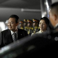  Itu ibu negara apa artis kpop sih? Cantik bgt,puji seorang netizen di Instagram. Ada pula yang menulis, Pemain drakor keknya istrinya. (Foto: Sonny Tumbelaka/Pool Photo via AP)