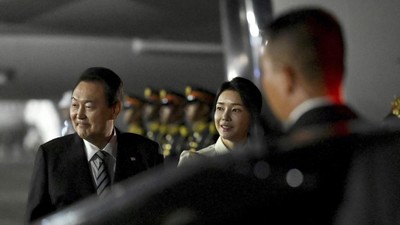 Foto: Ibu Negara Korea Selatan Tiba di Bali, Memesona Berbalut Gaun Simple
