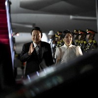 Sebagai ibu negara, perempuan 50 tahun ini juga menyematkan pin bendera Korea Selatan di bagian dada kiri untuk mempertegas identitasnya. (Foto: Sonny Tumbelaka/Pool Photo via AP)