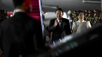 Fakta uniknya, pasangan Kim Keon Hee dan Yoon Suk Yeol ternyata adalah sosok yang menyayangi hewan, mereka bahkan hidup dengan empat anjing dan tiga kucing. Foto: Sonny Tumbelaka/Pool Photo via AP