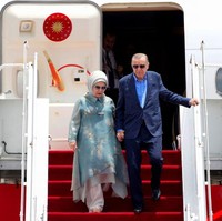 Tunik berpotongan asimetris ini memiliki dua lapis bahan dan diberi aksen kerah yang memberi kesan formal. Motif bunga membuat busana terlihat lebih dinamis. Foto: Getty Images